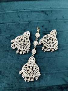 Boucles d'oreilles traditionnelles de haute qualité avec Tikka pour femmes Vintage Ethnic Indian Heritage Jewelry Idéal pour les festivals, les mariages - Product Image 3