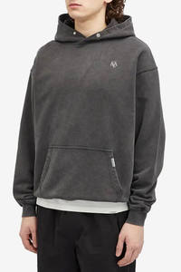 Sweat à capuche anthracite surdimensionné confortable et élégant avec poche avant au design minimaliste et logo subtil parfait pour un usage quotidien - Product Image 2