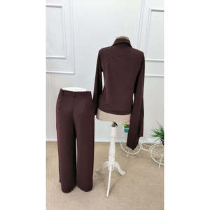 Conjunto de Dos Piezas para Mujer de Jane: Blusa Elegante de Manga Larga con Detalle de Chal y Pantalones de Corte Clásico para Ocasiones Formales y con Estilo - Product Image 4