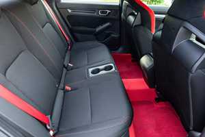 Vagoneta Deportiva de Alto Rendimiento 2024 Usada, Ultra-Lujo, Motor de Aspiración Natural, Automática, 4 Plazas, Equipada para Pista, Asientos de Cuero - Product Image 3