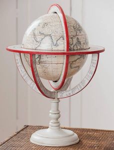 Globo de madera giratorio de inspiración antigua en un soporte de pedestal perfecto para fines de decoración de lujo y habitaciones temáticas de viaje - Product Image 5