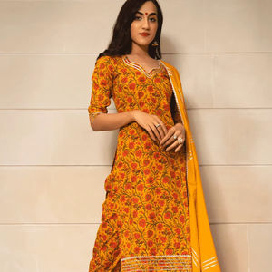 ENSEMBLE DE PANTALONS KURTA EN COTON JAUNE MOUTARDE IMPRIMÉ À LA MAIN AVEC COTON DUPATTA Robe décontractée en satin à fleurs avec taille naturelle - Product Image 1