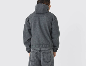 Sweat à capuche gris anthracite minimaliste et décontracté avec poignets côtelés, logo personnalisé en relief 3D, col montant, fermeture éclair, haut actif - Product Image 3