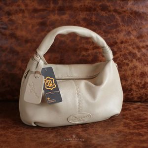 Sacs en cuir souple colorés pour femmes Pochette à poignée roulée élégante en 6 nuances élégantes faites à la main par Djoen Leather From Indonesia - Product Image 5