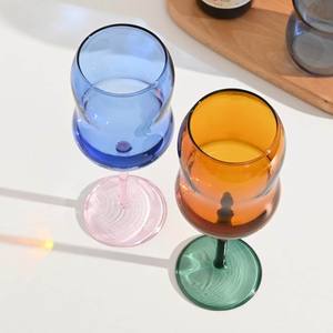Las copas de vino de cristal color cielo y naranja son ideales para apreciar las sutiles diferencias entre las variedades de vino. - Product Image 4