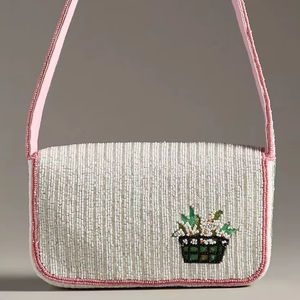 Bolso de hombro de moda con cuentas blancas, borde rosa, motivo de cesta de flores, bolso con solapa, para mujer, para fiesta, uso diario, bolso de mano con cuentas - Product Image 1