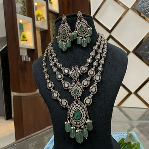 Conjunto de collar Kundan chapado en oro de la mejor calidad de tres capas de diseñador con pendientes, colección de ropa de boda y función para mujer - Product Image 1