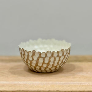 ชามเคลือบแว็กซ์แบบเรียบง่ายพร้อมขอบทรงหอยเชลล์ภาชนะโลหะเคลือบสีขาวสำหรับตกแต่งบ้านและให้เป็นของขวัญ - Product Image 1