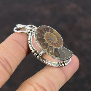 Pendentif en ammonite naturelle Collier élégant en argent sterling 925 fait à la main avec pierres précieuses - Product Image 2
