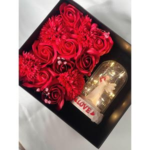 Scatola regalo di rose e campana illuminata