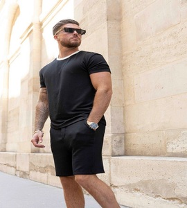 Conjunto liso ligero de algodón de manga corta de 2 piezas para hombre Pantalones cortos y camiseta de dos tonos de alta calidad para invierno - Product Image 1