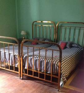 Cadre de lit en laiton élégant avec des bords lisses, des proportions équilibrées, un look classique pour une décoration de chambre à coucher chaleureuse et accueillante - Product Image 4