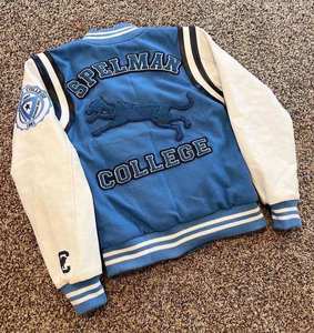 Veste universitaire brodée usée pour hommes, blanche et bleue, veste en cuir d'hiver de basket-ball universitaire avec motif de lettres - Product Image 4