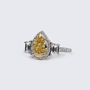 แหวนหมั้นเพชรทรงลูกแพร์สีเหลืองสดใส 3.00 กะรัต ผลิตในห้องปฏิบัติการ พร้อมแหวนแต่งงานทองคำแท้ 14k ประดับเพชรทรงสี่เหลี่ยมคางหมูด้านข้าง - Product Image 2