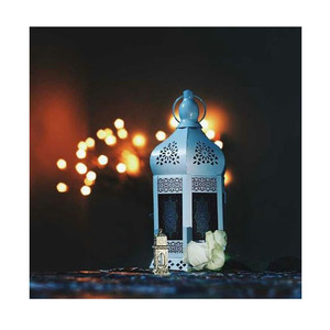 Lanterne marocaine finie en or au design unique et produit attrayant en verre coloré pour la décoration de table du Ramadan à la maison - Product Image 3