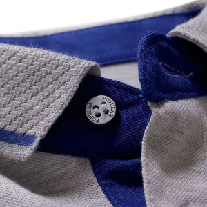 Polo à manches courtes gris pour homme avec bordure bleue, boutons, design tricoté décontracté - Product Image 5