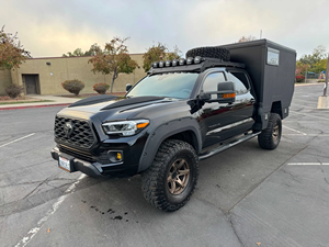 (W&T) Toyota Tacoma TRD Off-Road Doble Cabina 4x4 V6 2021 Usada con Techo Metálico y Caja de Carga para Camper - Product Image 1