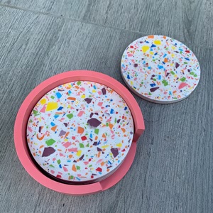Juego de posavasos de resina caliente, aspecto de terrazo simple, posavasos de madera de olivo Premium personalizado, posavasos redondos grabados de madera para mesa - Product Image 5