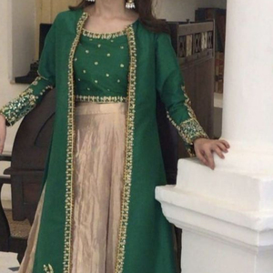 NEW--STYLISH veste longue, BLOUSE et robe LEHENGA sur tissu de soie embellissant les perles de verre de cristal, DABKA travail pour les tenues de fête @ 2022 - Product Image 1