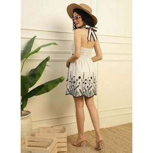 Vestido de verano casual bohemio Deebaco para mujer, blanco con estampado floral, sin mangas, estilo halter, corte A, con lazo y dobladillo acampanado - Product Image 3