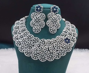 Ensemble de bijoux AD lourds collier de déclaration et boucles d'oreilles assorties pour mariages et réceptions à vendre d'Inde - Product Image 2