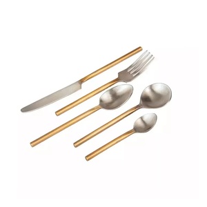 Ensemble de couverts en métal moderne en acier inoxydable plaqué or avec manche noir, nouveau look, prix de gros - Product Image 2
