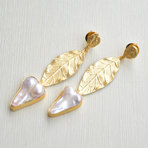 Pendientes Colgantes de Latón con Perlas de Agua Dulce, Chapados en Oro de 18K, Estilo Moderno y Elegante, Regalo de Alta Calidad para Mujer - Product Image 2