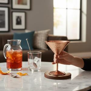 Copa de Martini de Cobre Forjada a Mano con Diseño Floral Moderno, Vaso para Bebidas con Logotipo Personalizado para Servir Cócteles en Fiestas, Material Cerámico - Product Image 3