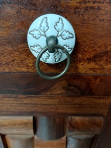 Bouton de créateur blanc avec accent en métal pour armoires, tiroirs et armoires Poignée moderne élégante pour la cuisine ou le bureau à domicile - Product Image 5