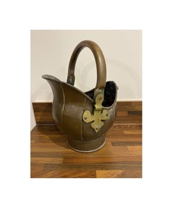 Seau à charbon en laiton de style britannique avec structure profonde et détails audacieux conçu pour la décoration intérieure traditionnelle et les installations de foyer - Product Image 5