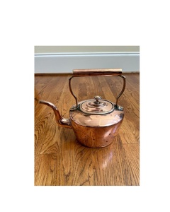 Timeless copper <b>kettle</b> with a vintage finished and strong construction ideal for both kitchen utility and decor enhancement - Product Image 2