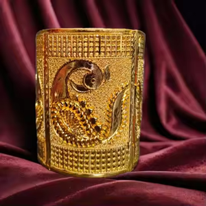 Compre un juego de brazaletes de diseño tradicional con brazaletes de estilo moderno chapados en oro de 22 quilates para mujeres que usan joyas de exportadores - Product Image 1