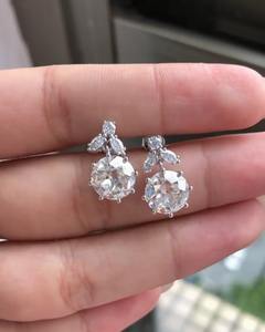 Deslumbrantes Pendientes de Moissanita Redondos con Incrustaciones de Corte Marquesa en un Acabado en Rodio para Mujer - Product Image 1