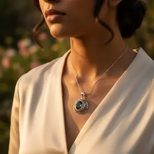 Colgante de Plata 925 Hecho a Mano con Amatista Verde de Corte Ovalado y Dije de Platino en Oro Rosa para Mujer, Estilo Religioso - Product Image 1