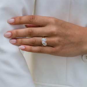 Pera 11x7 y Esmeralda 10x7 Corte Blanco Anillo de dos piedras Oro amarillo Compromiso único Anillo de aniversario nupcial - Product Image 5