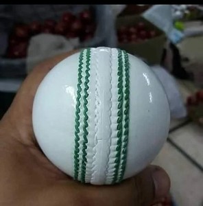 Ensemble de balles de Cricket en cuir 100% de haute qualité 6 pièces de couleur blanche cousues à la main pour le cricket en plein air fabriqué avec un matériau de qualité supérieure - Product Image 4