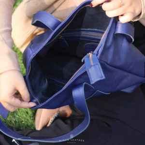 Sac fourre-tout élégant en cuir véritable fait à la main pour femmes avec un design imperméable pour une utilisation en extérieur et au quotidien - Product Image 2