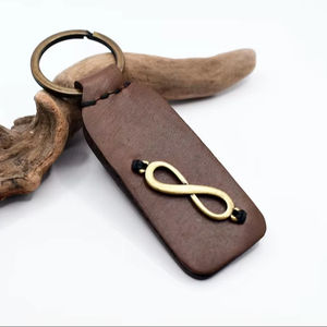 Llavero Infinito de Cuero Vintage Personalizado y Duradero con Símbolo de Eternidad, Regalo de Aniversario, Grabado con Iniciales en Relieve - Product Image 1