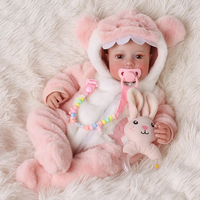 Poupée Reborn Fille Babeside Carina 20 Pouces, Yeux Ouverts, Corps en Tissu, Tenue en Peluche Ours à Câliner