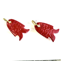 Pendentif en forme de poisson sculpté à la main en corail rouge Pendentif incrusté de pierres précieuses en argent sterling 925 plaqué or Bijoux en pierres précieuses en vrac