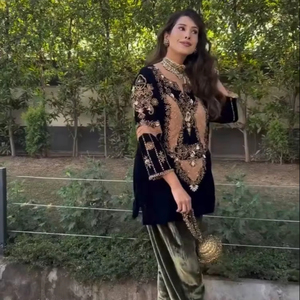 Traje de fondo superior paquistaní indio étnico tradicional listo para usar con bordado de lentejuelas de terciopelo, ropa de fusión de fiesta de puntada completa - Product Image 1