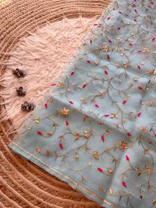 ส่าหรีผ้าไหมออร์แกนซ่าดีไซน์เนอร์ที่มีการปักที่สวยงามและขอบการทำงานสำหรับงานแต่งงานหรือปาร์ตี้สวมใส่สไตล์ปากีสถาน - Product Image 2