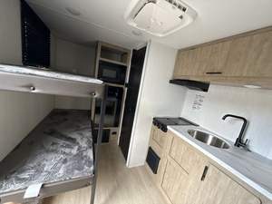 Remolque de Viaje Independiente Ligero y Moderno Easy Tow 2026 Forest River RVs Cherokee Wolf Pup Camper, Expandible, de Acero Inoxidable - Product Image 3