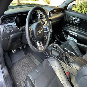 Alerte Offre Exceptionnelle! Superbe Ford Mustang GT Premium Coupé 2021, boîte manuelle 6 vitesses, moteur V8, propulsion arrière, gris extérieur, coupé de luxe. - Product Image 3