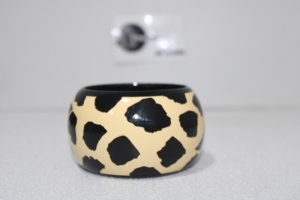 Brazalete de madera de color en color amarillo Brazalete de madera en diseño de patrón de guepardo Nuevo diseño elegante de moda para mujeres Tradnary - Product Image 3