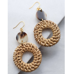 Pendientes hechos a mano de fibra natural, elegantes colgantes tejidos de ratán en forma de lágrima con tachuelas de madera, perfectos para hierba marina Bohemia - Product Image 2