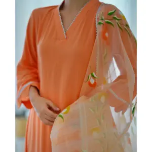 Conjunto de traje naranja pintado a mano para mujer Uma de Thread & Button - Product Image 1