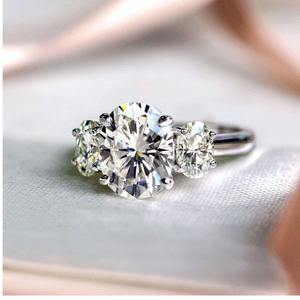 Anillo de compromiso de tres piedras con diamantes cultivados en laboratorio de corte ovalado, engastados en oro macizo y realzados con baño de rodio para un acabado brillante. - Product Image 2