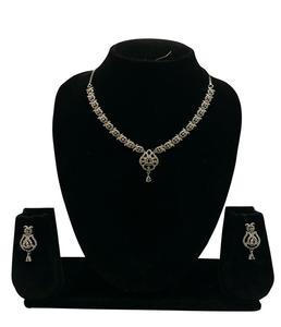 Ensemble de collier avec chaîne à maillons classique avec embellissements de perles et de diamants parfaits pour les cadeaux de fiançailles et les anniversaires - Product Image 2