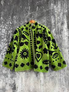 Chaqueta de terciopelo Suzani hecha a mano de lujo con bordado tradicional colorido – Prenda única de estilo bohemio para festivales y eventos nocturnos - Product Image 4